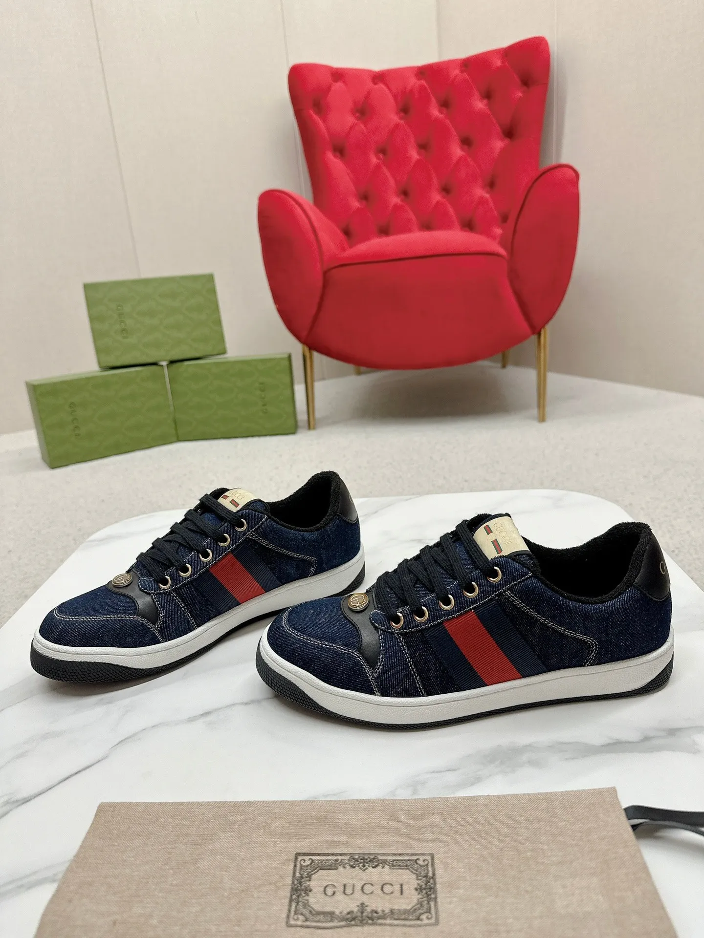 👟👟Ex-factory price 560👟👟 Men’s size +10 Gucci——purchased version GG series distressed dirty shoes-hot style is coming! 9 times out of 10 sales, you will definitely get the money. Ready stock! Spot goods! Spot goods! New colors added - the ultimate version on the market! Purchase the original version and develop it... fabric, material, outsole, and details can be compared at will! Open-mold Swarovski one-to-one replica rhinestone chain...Metal cherry pendant...Metal double G crystal cylindrical mark...Gucci original customized narrow webbing...Super flash series - flash diamond chain. The cherry decoration is detachable and can be changed into two to match with each other to show your personality. Exclusive color-brushed cowhide fabric. Hand-made distressed is very textured and has a sense of luxury! The details of the workmanship can be seen in the drawings, and no line is missed. The original terry cloth is delicate, soft and more comfortable and breathable. The privately stamped two-color original TPU outsole (lower layer is wider, upper layer is narrower). Matching packaging⭐️ Size: Female 35-40 Male 39-44 (Female 41 Male 45 customized)